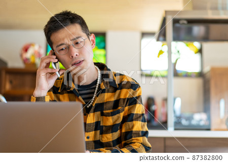 一位在與客戶的商業談判中表現出失望的男性企業家 87382800