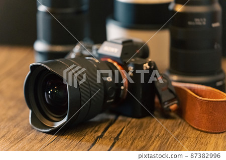 [Digital] Mirrorless interchangeable-lens camera and interchangeable lens [Full size] 87382996