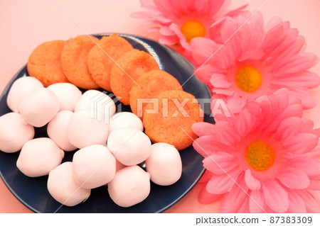 糖果和鮮花的白色情人節形象 87383309