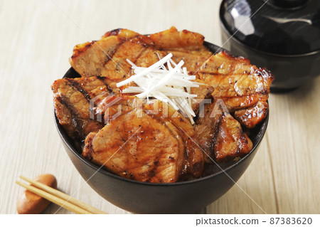 Charcoal-grilled pork bowl, a specialty of Obihiro, Tokachi, Hokkaido Charcoal-grilled pork bowl, a specialty of Obihiro, Tokachi, Hokkaido 87383620