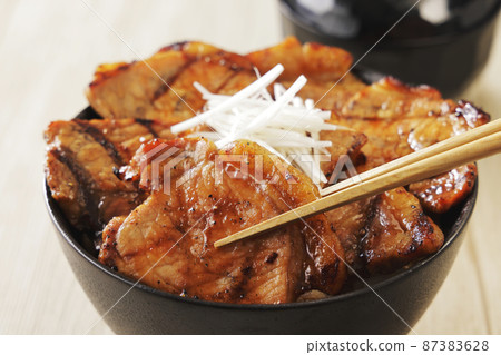 Charcoal-grilled pork bowl, a specialty of Obihiro, Tokachi, Hokkaido Charcoal-grilled pork bowl, a specialty of Obihiro, Tokachi, Hokkaido 87383628