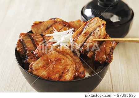 Charcoal-grilled pork bowl, a specialty of Obihiro, Tokachi, Hokkaido Charcoal-grilled pork bowl, a specialty of Obihiro, Tokachi, Hokkaido 87383656