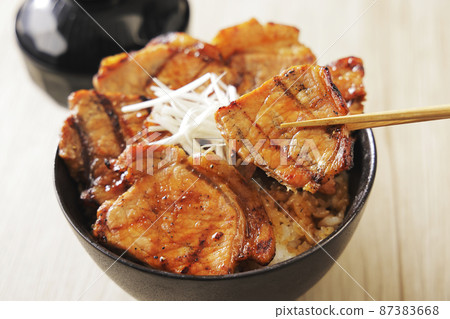 Charcoal-grilled pork bowl, a specialty of Obihiro, Tokachi, Hokkaido Charcoal-grilled pork bowl, a specialty of Obihiro, Tokachi, Hokkaido 87383668