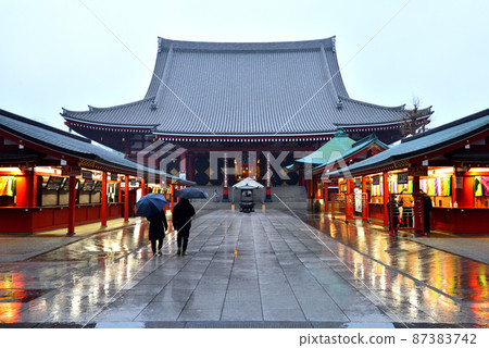 傍晚下雨時,兩人前往淺草寺本宮參拜 傍晚下雨時,兩人前往淺草寺本宮參拜 87383742