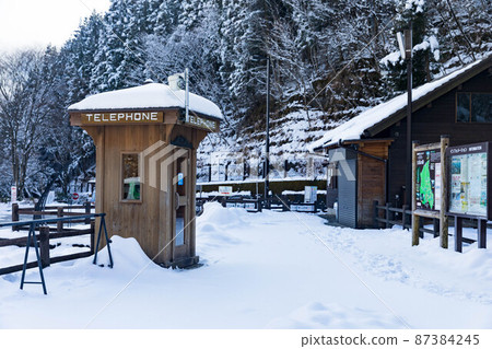 東京西多摩郡日野原村 東京市民之森的電話亭和雪景 87384245