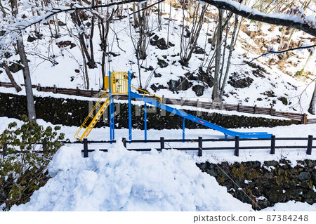 東京西多摩區日野原村，東京市民森林中的滑梯和雪景 87384248