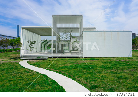 Spring Symbol Promenade Park between Tokyo Teleport Station and Aomi Station 87384731