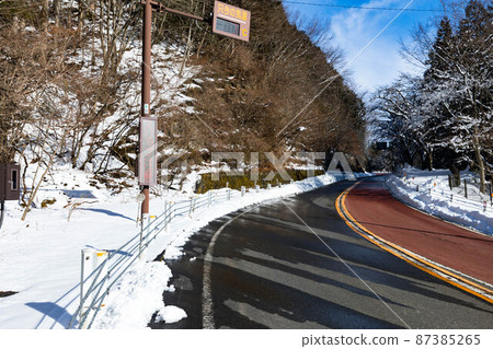 東京都西多摩郡檜原村奧多摩修遊路因下雪而關閉 87385265