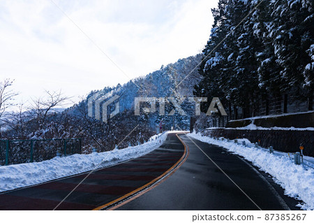 東京都西多摩郡檜原村奧多摩修遊路因下雪而關閉 87385267