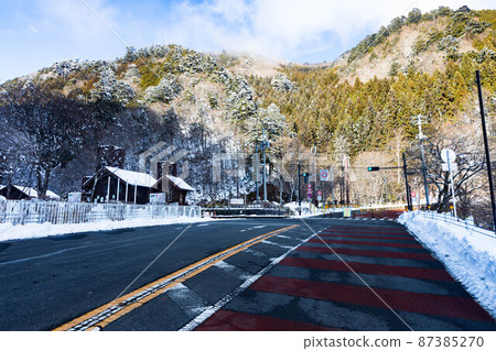 東京都西多摩郡檜原村奧多摩修遊路因下雪而關閉 87385270