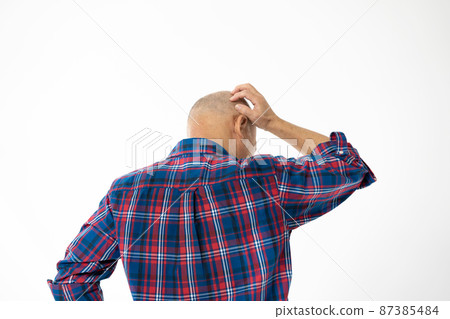憂心忡忡的老人背影光頭黨 憂心忡忡的老人背影光頭黨 87385484