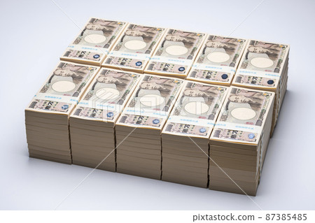 A stack of 10,000 yen bills (100 million yen) 87385485
