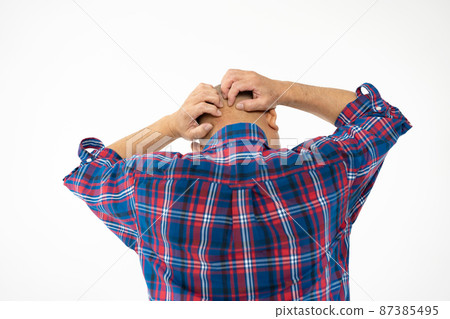 憂心忡忡的老人背影光頭黨 87385495