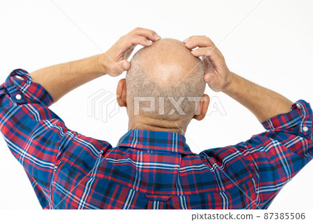 憂心忡忡的老人背影光頭黨 87385506