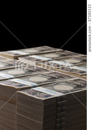 A stack of 10,000 yen bills (100 million yen) 87385515