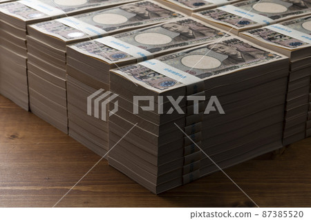 一疊10,000日元鈔票（1億日元） 87385520