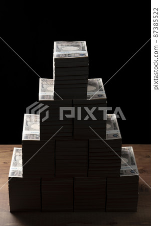 A stack of 10,000 yen bills (100 million yen) 87385522