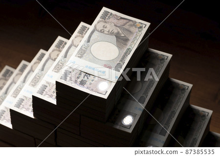 A stack of 10,000 yen bills (100 million yen) 87385535