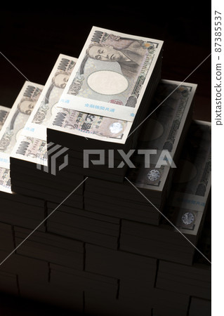 A stack of 10,000 yen bills (100 million yen) 87385537