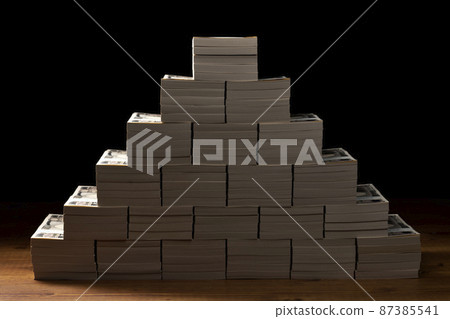 A stack of 10,000 yen bills (100 million yen) 87385541