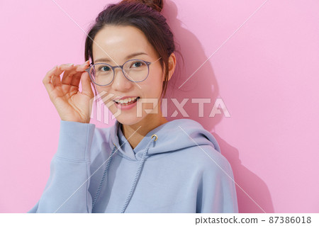 戴眼鏡的女人 87386018