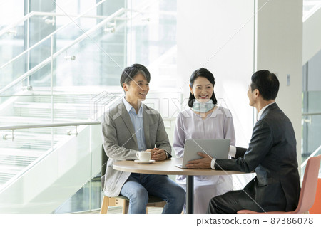 Middle-aged couple and salesman shooting cooperation "LINK FOREST" 87386078