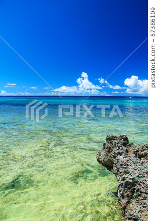 Okinawa Yaeyama Islands Kuroshima's beautiful sea 87386109