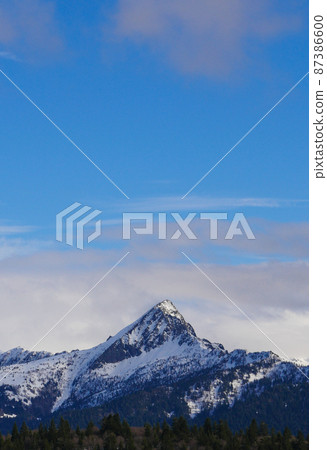 France, Ariege, Mountains Pyrenees, winter sports scene, skiers on the slopes 87386600