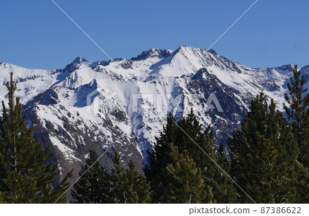 France, Ariege, Mountains Pyrenees, winter sports scene, skiers on the slopes 87386622