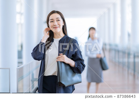 走在商務辦公室走廊的女商人 87386643