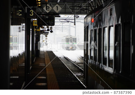 Kiha 150 type railcar entering Asahikawa station Kiha 150 type railcar entering Asahikawa station 87387390