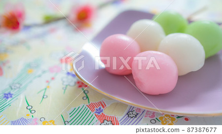 Three-color dumplings and chiyogami 87387677