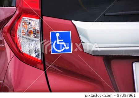 有輪椅標記的汽車 87387961
