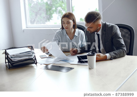 Colleagues hold a meeting 87388999