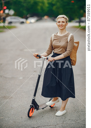 woman with kick scooter in Chicago woman with kick scooter in Chicago 87389011