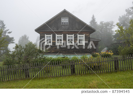 Traditional Russian wooden house (izba) in the countryside 87394545