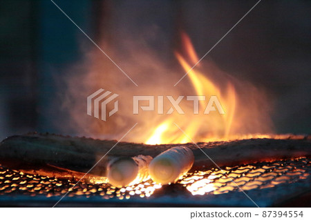 BBQ outdoor BBQ charcoal grilled green onion green onion camp flame BBQ outdoor BBQ charcoal grilled green onion green onion camp flame 87394554