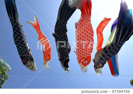 一條鯉魚旗在湛藍的天空和風中搖曳 一條鯉魚旗在湛藍的天空和風中搖曳 87394789