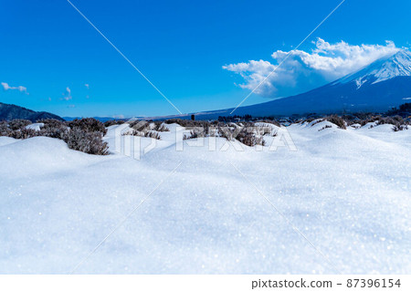 Mt. Fuji seen from Lake Kawaguchi in winter [Yamanashi Prefecture] 87396154