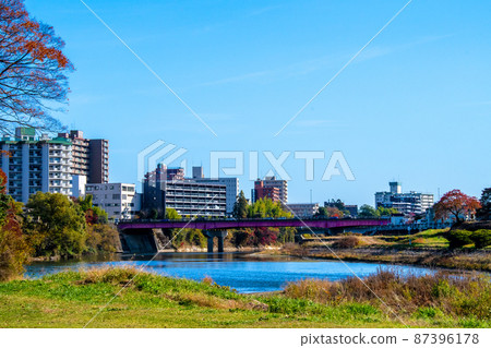 樹之城仙台晚秋廣瀨川從 Komegafukuro 運動公園愛宕大橋和建築物 87396178