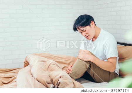 A man who hurt his leg 87397174