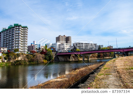 從愛宕大橋右上岸眺望廣瀨川深秋樹木之城 從愛宕大橋右上岸眺望廣瀨川深秋樹木之城 87397334