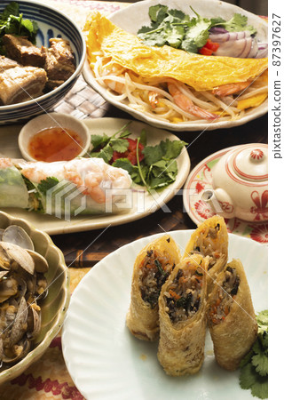 Vietnamese food table 87397627