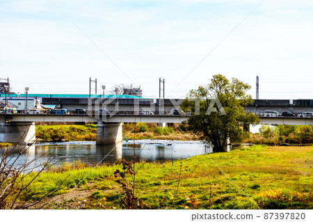 從樹之城仙台晚秋廣瀨川廣瀨橋、新幹線鐵路橋右岸人行道看下游 從樹之城仙台晚秋廣瀨川廣瀨橋、新幹線鐵路橋右岸人行道看下游 87397820