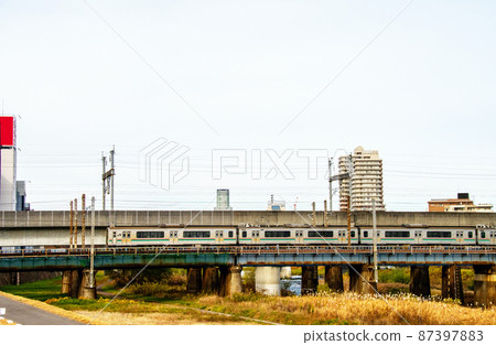 樹之城仙台晚秋廣瀨川穿過廣瀨川常規線鐵路橋的火車 87397883