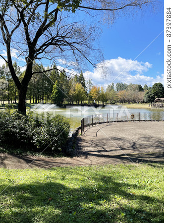 陽光明媚的日子裡公園裡的噴泉 陽光明媚的日子裡公園裡的噴泉 87397884