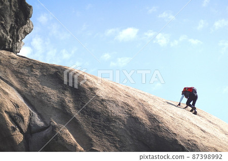 他是一名攀岩運動員。 他是一名攀岩運動員。 87398992