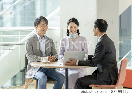 Middle-aged couple and salesman shooting cooperation "LINK FOREST" 87399112