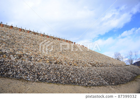 Elevation angle of Mori Shogun Tsuka Kofun from the south side Elevation angle of Mori Shogun Tsuka Kofun from the south side 87399332