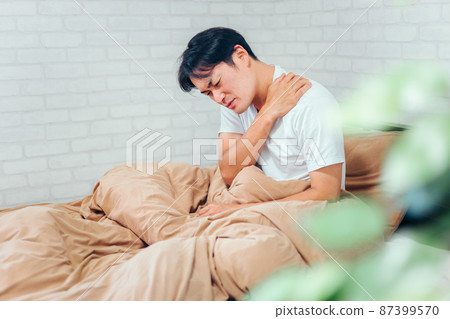臥室裡的男人(肩膀) 臥室裡的男人(肩膀) 87399570